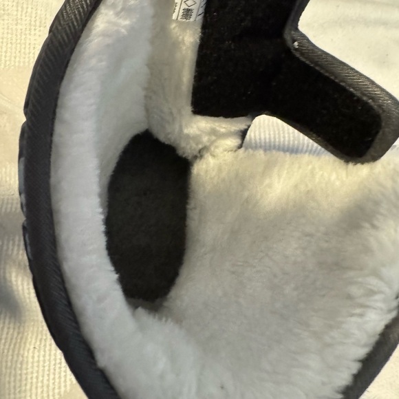 Boys insulated snow boot. Super trendy Camo. Like New. Boys 12.5. - Picture 6 of 8